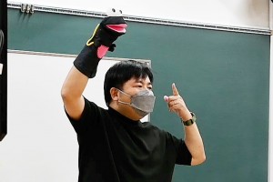 『パぺモ！』のメンバーであり本校卒業生の松本健太さんから、パペット操演の基礎を教わりました。