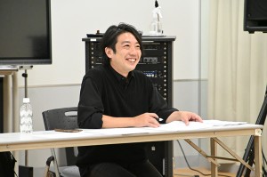 総合演出を務めていただく演出家の岡部涼音さん